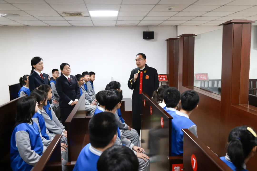 零距离旁听庭审 面对面法治教育.jpg